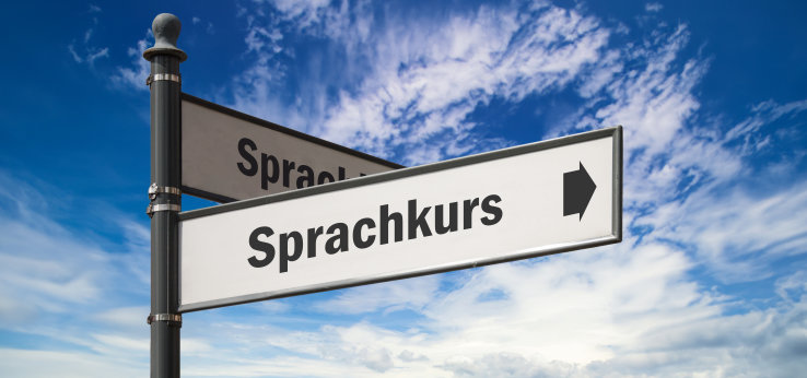 Wegweiser zum Sprachkurs (Bild: Adobe Stock)