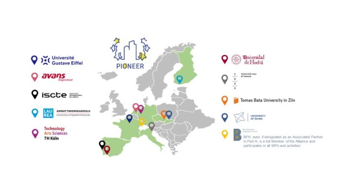 Auf dem Bild ist eine Karte von Europa zu sehen, die 10 Partnerländer Finnland, Deutschland, Niederlande, Frankreich, Spanien, Portugal, Italien, Tschechien, Slowakei und die Schweiz sind hellblau hervorgehoben. In den 10 Ländern sind die Partnerhochschulen per Symbol eingezeichnet. Um die Karte herum sind die Logos der 10 Partnerhochschulen des PIONEER-Netzwerkes zu sehen. 
