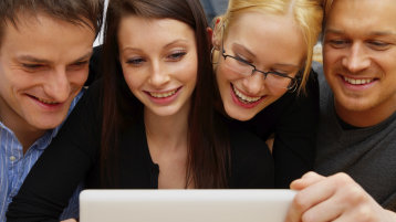 Gruppe von Studieninteressierten vor Laptop (Bild: istock) Gruppe von Studieninteressierten vor Laptop (Bild: istock)