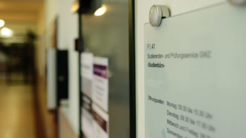 Türschild eines Studienbüros am Campus Südstadt  (Image: Thilo Schmülgen/FH Köln)