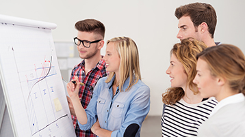 BWL Studierende mit Flipshart (Image: contrastwerkstatt/Adobe) BWL Studierende mit Flipshart (Image: contrastwerkstatt/Adobe)
