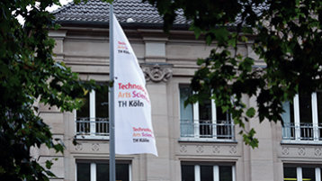 Fahnen vor dem Hauptgebäude der TH Köln (Bild: Thilo Schmülgen/TH Köln)